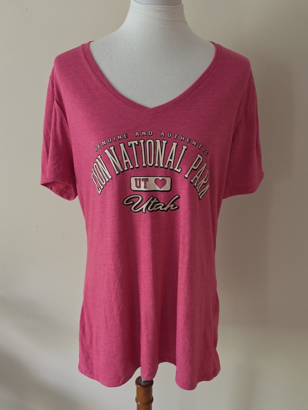 Zion National Park Utah V-Neck Women's T-Shirt - Pink Brand New